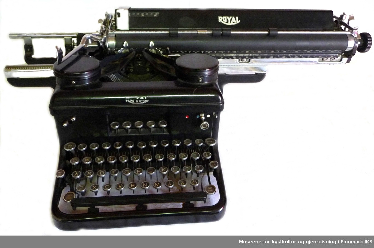  Tung skrivemaskin med stor papirvalse. 