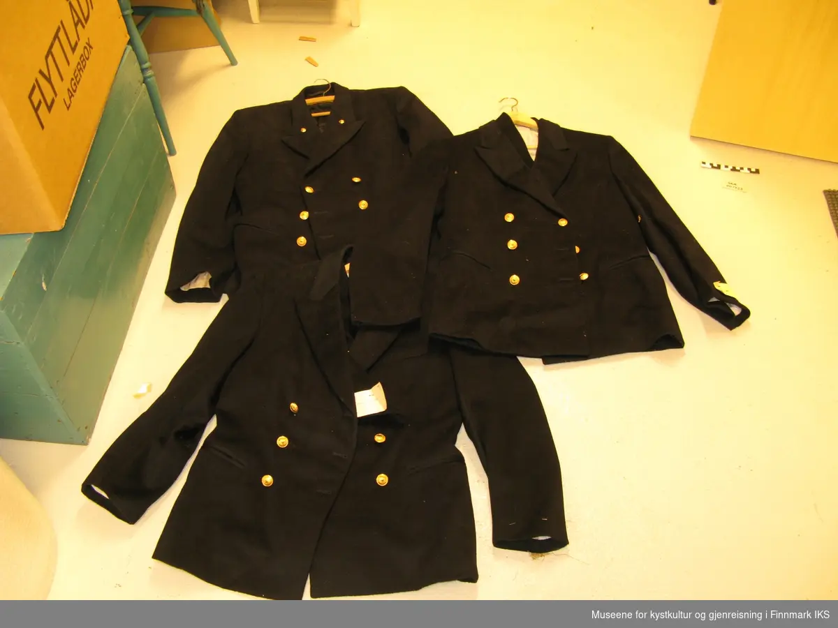 3 uniformjakker fra Telegrafvesenet. Jakkene bli brukt av flere medlemmer av familien Langås i Mehamn som jobbet i denne etaten.