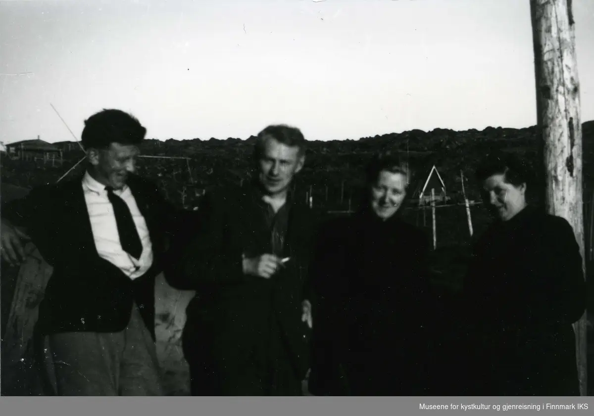 Alfhild Torstensen, Gunvor Rasmussen, Ragnvald Mathisen og Magnar Steinvåg. Gamvik 1950.