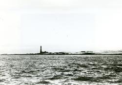 Slettnes Fyr. Gamvik 1941/42. Fotografi er tatt fra båt.