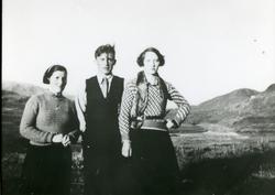 fra v.: Aslaug Gjerp (g. Ramberg)  Arthur Ekrem og Helene Ol