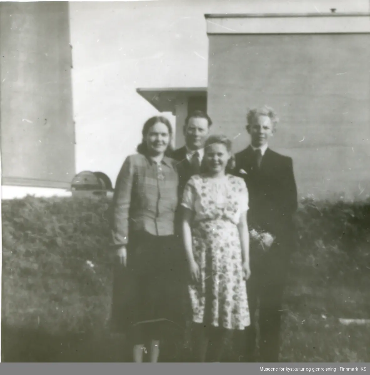 Fyrmester ved Slettnes fyr Kristoffer Andersen og fru Grete, sønnen Odd og pleiedatter Laila Berg (Bjerke) 1949