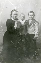 Elvine Olaussen, Mehamn og sønnene Sverre og Einar.