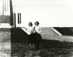 fra v.: Ingebjørg Nygård (g. Mathisen) og Turid Mathisen, Ga