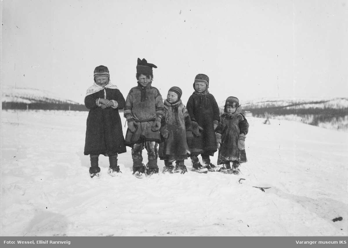 Barn fra Sandnes ca 1900. Fra venstre: Margit Menna, Mathis O. Noste, Inga Menna, Bigga Noste, Ellen Inga Noste.