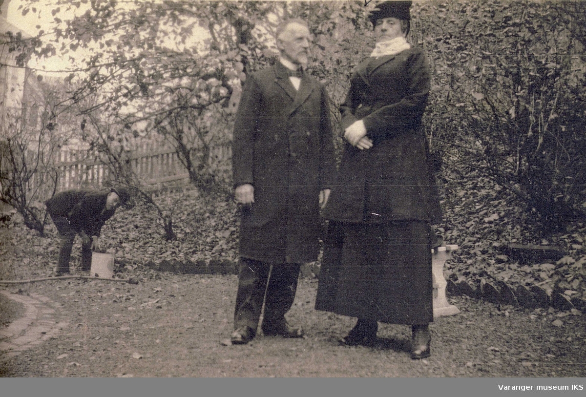 Hans Fredrik og Kitta Esbensen i en park.