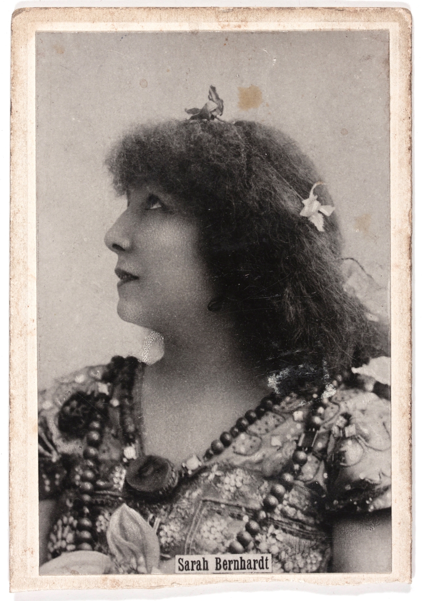 Visittkortfotografi. Sarah Bernhardt teaterskuespiller. Reklame for Freia selskapssjokolade på baksiden.