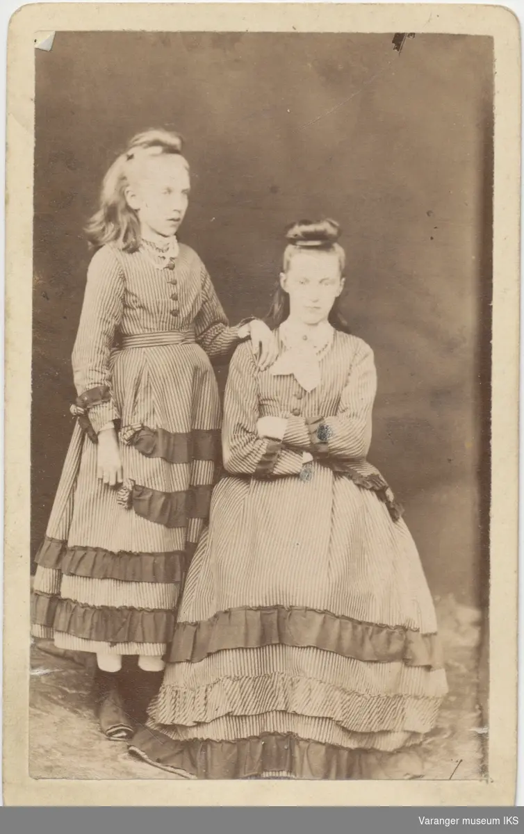Dobbeltportrett, to jenter, antatt søstrene Gundersen