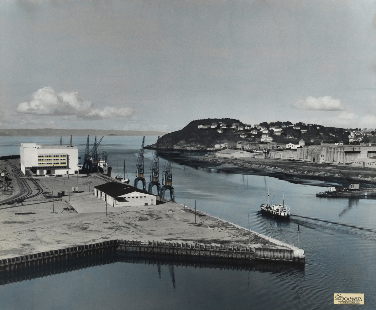 Oversiktsbilde over havneområdet ved Nidelvens utløp. Man ser i forgrunnen til venstre Pir II og det gamle fryselageret (Havnelageret). Bakenfor til høyre sees Dora og Nyhavna.