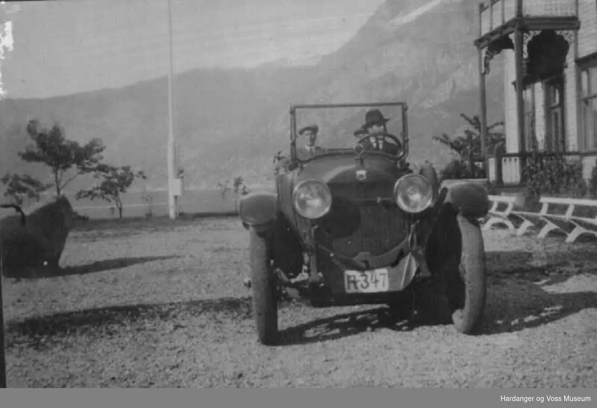 Gruppe, menn, bil, Haynes 1922, hotell, flaggstang, tre, fjell. Utanfor Vøringfoss Hotell