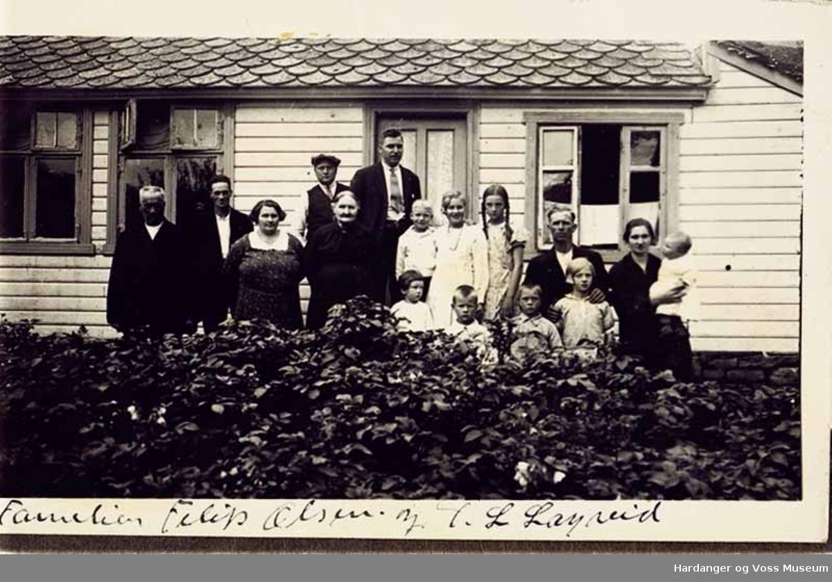 Gruppe, kvinner, menn, born, tre, hus. Familien Filip Olsen og Torbjørn L. Lægreid