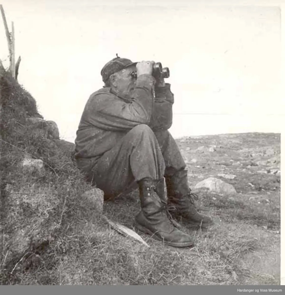 Mann, kikkert, på fjellet. Johannes Fjetland på Sjonarhaug, Eriksbueggi