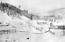 "Ved Smiflobroen. Jordet."