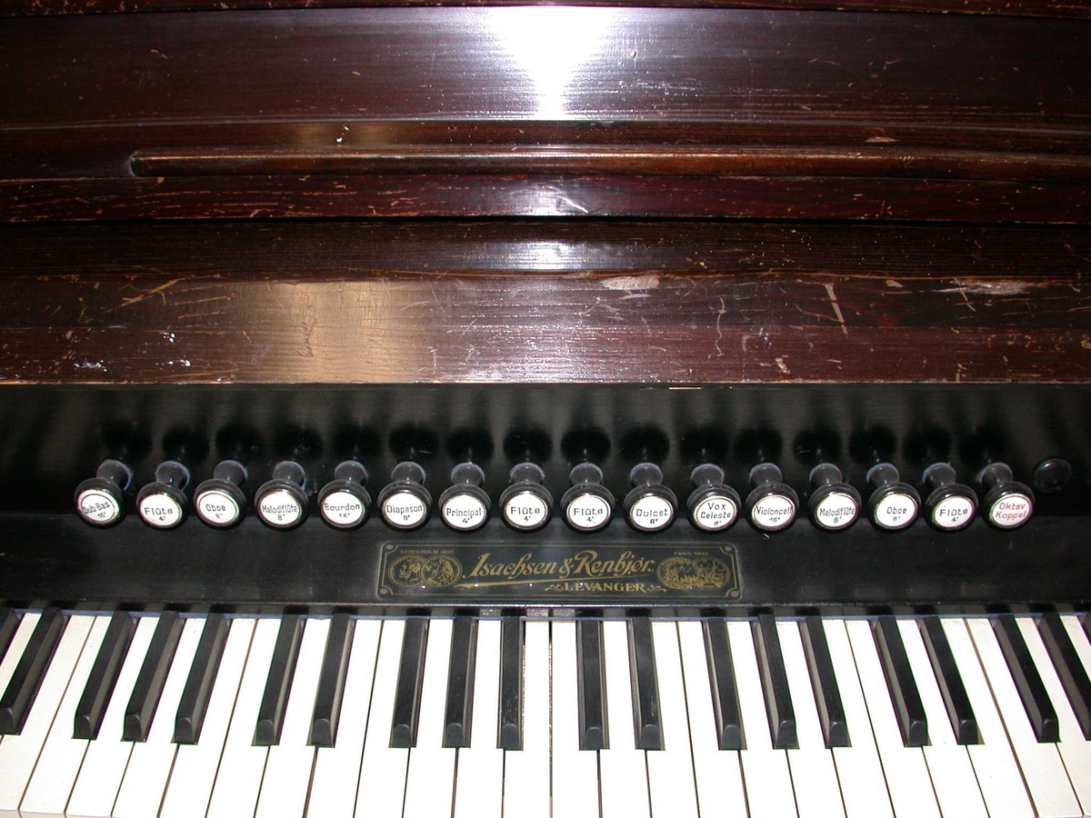 Omfang: FF - f''' ( 5 oktaver)
Pedalverk med omfang 2 oktaver + 1 kvart.
Registreringsknapper merket: Sub-Bass 16 1 - Flüte 4' - Oboe 8'- Melodiflute 8' - Bourdon 16' - Diapason 8' - Principal 4' - Flüte 4' - Flüte 4' - Dulcet 8' - Vox Celeste 8' - Violoncell 16' - Melodiflute 8' - Oboe 8' - Flüte 4' - Oktav koppel.