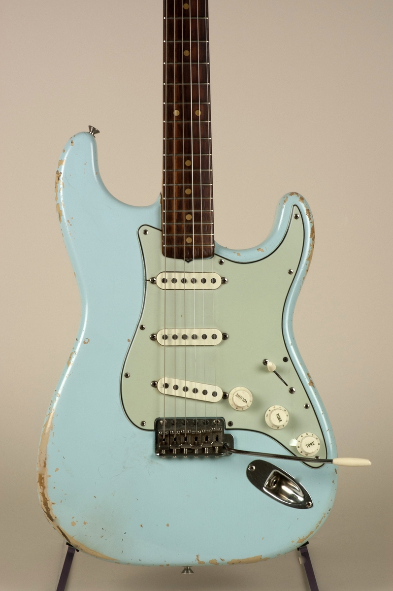 Elektrisk gitar med kropp av or (older), hals av lønn og gripebrett av rosentre. Gitaren er lakkert i fargen Sonic Blue. Gitarens bestanddeler er originale, med unntak av strenger, tverrbånd og stemmeskruer. Båndmerkene (prikkene) på gripebrettet er spesielle. Avstanden mellom de to som står i par (for å markere oktav) ble i 1963 endret på Fender-fabrikken. Tidligere hadde prikkene blitt plassert rett bak (sett ovenfra) strengene, men pga en feil ved stanseverktøyet ble avstanden lengre. Det resulterte i at prikkene havnet mellom strengene i stedet. Da feilen ble oppdaget ble det likevel ikke gjort endringer, pga fabrikkens trange økonomi. Produksjonsfeil førte altså til estetiske endringer på gripebrettet. Serienummeret som er innskrevet på metallplaten (gitarkroppens bakside) sier "L14146". Med det menes "no 14146". Dette er også en produksjonsfeil. Verktøyet som stanset numrene hamret inn "L" i stedet for "1", men man hadde ingen mulighet til å skifte alle de platene som allerede var blitt montert.