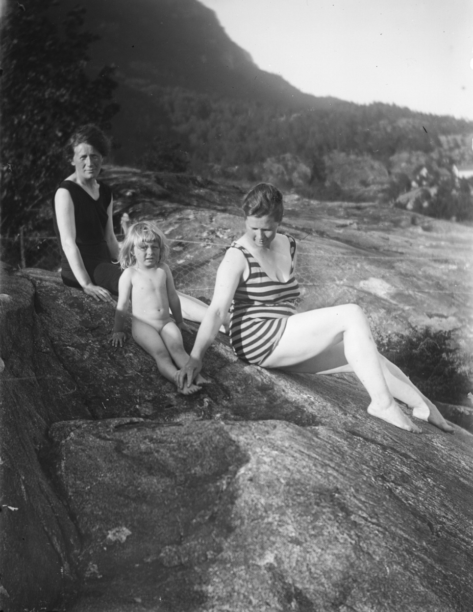 Gro Holm med dotter Herborg og venninne Anna på svaberg.