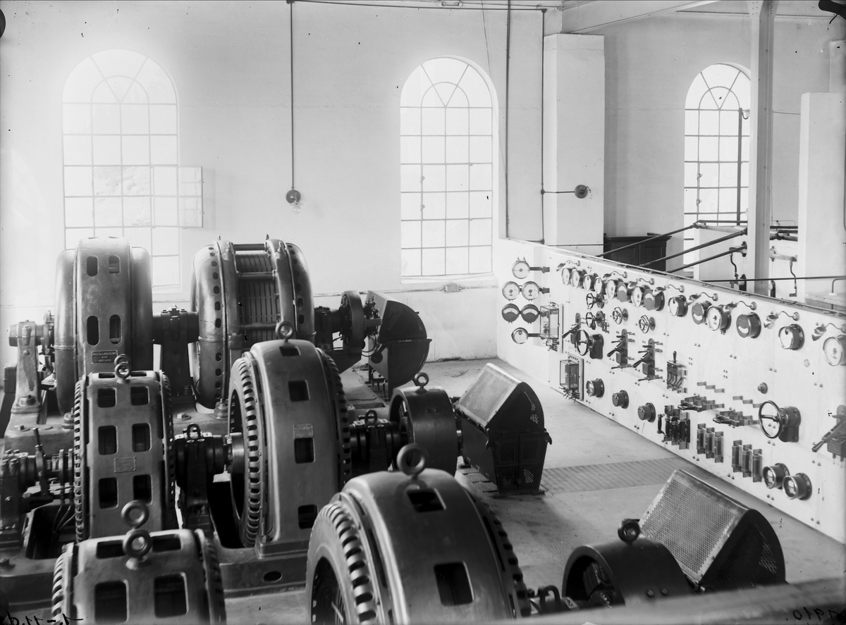Thamshavn omformerstasjon. Maskinsal med to generatorer og kontrollpanel.