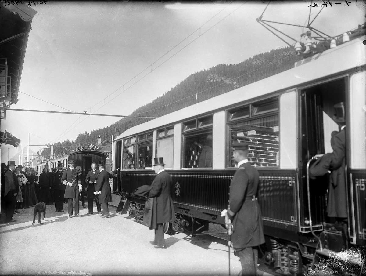 Kong Haakon VII på vei ombord i salongvognen (kongevognen) under åpningsfesten til Thamshavnbanens.