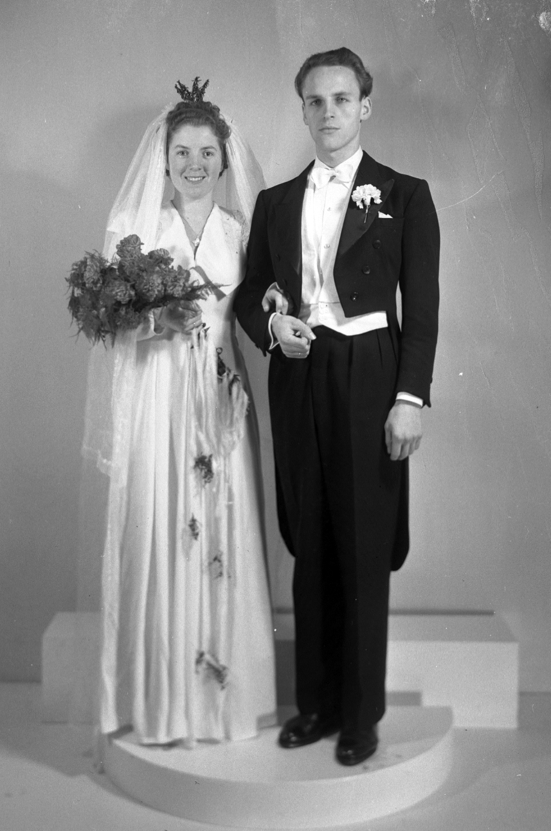 Brudepar
Brudeparet er Sverre Halbakken og Olga Solveig f.Sletengen, gift 31.12.1950.