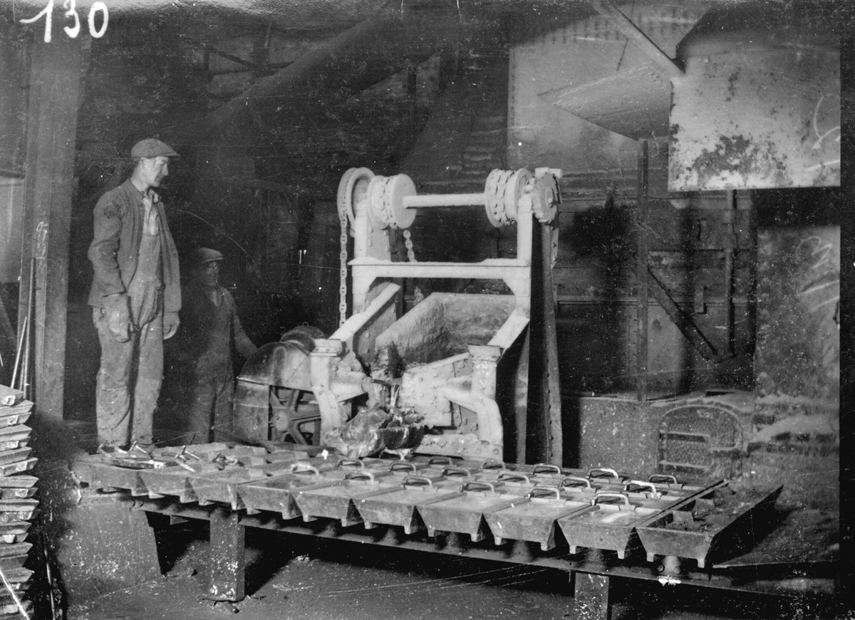 Støyping av raffinert zink ved Norzink si avdeling i Tyssedal.