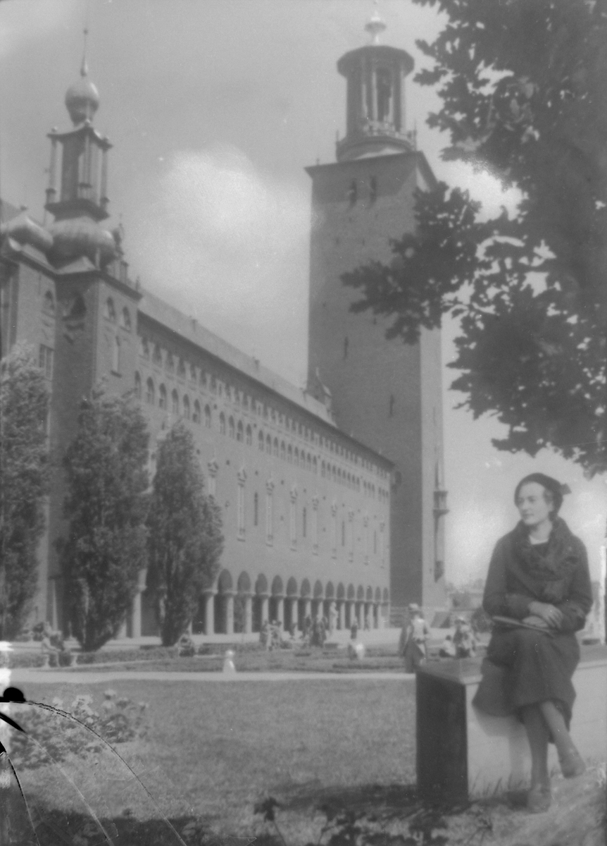 Dame sittende i parken foran Stockholm rådhus (kopi) - Sverresborg ...