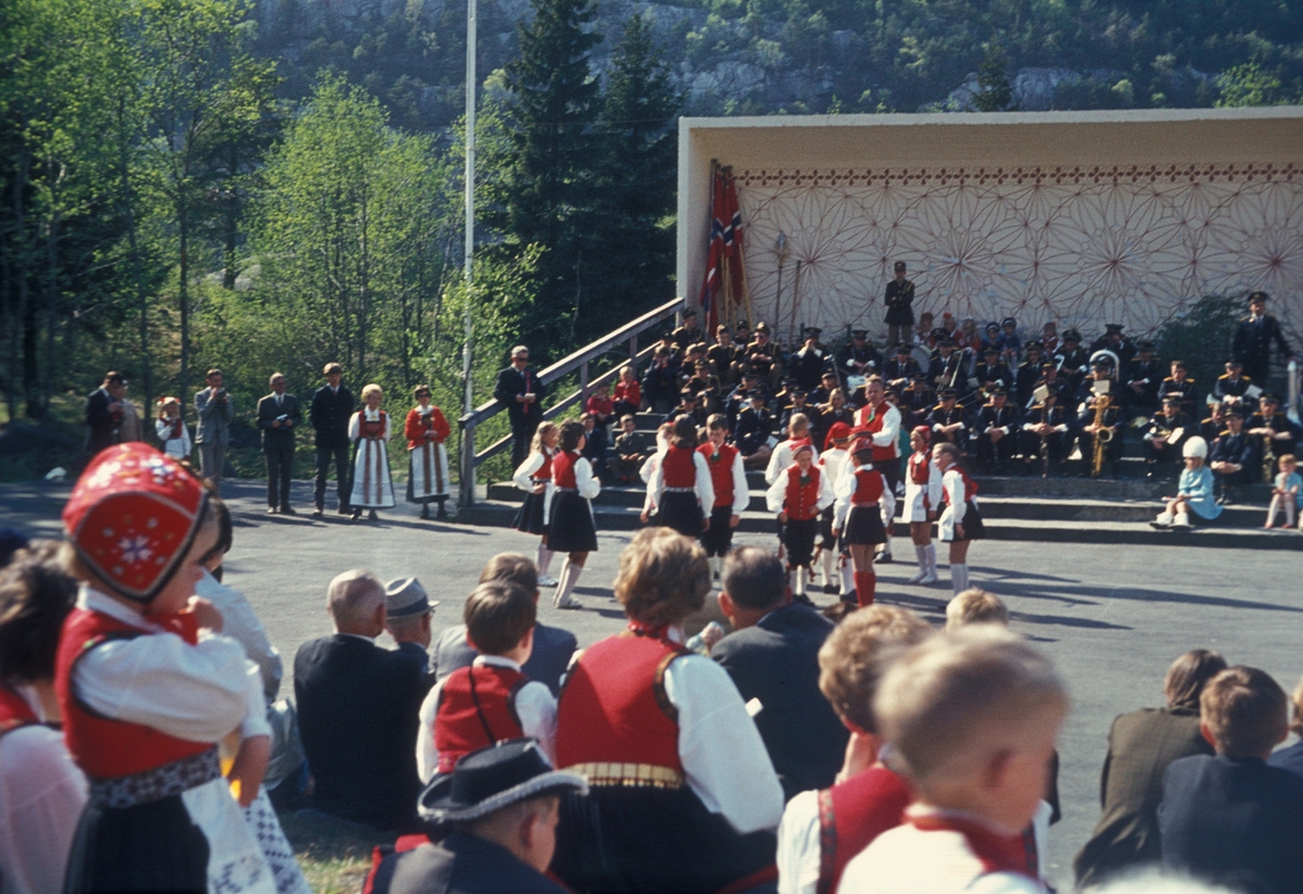 Leikarringen dansar på festplassen i Hovden 17. mai 1971