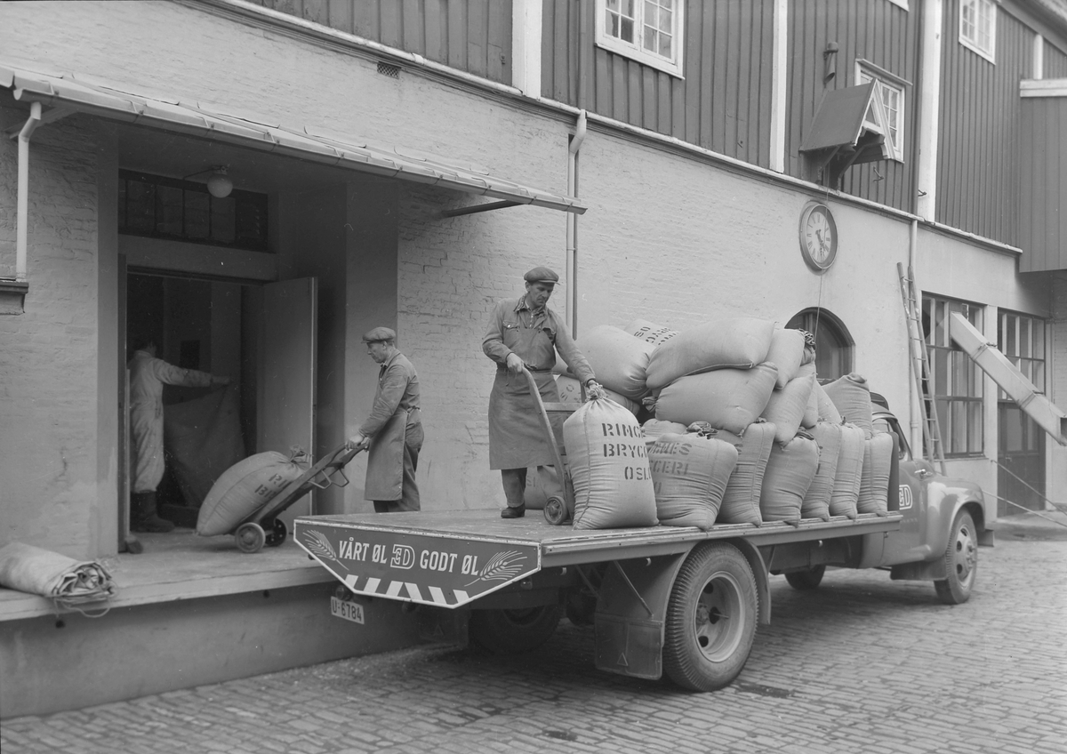 Sjåfører utenfor Sukkerhuset, E.C. Dahls Bryggeri på Kalvskinnet losser sekker med malt