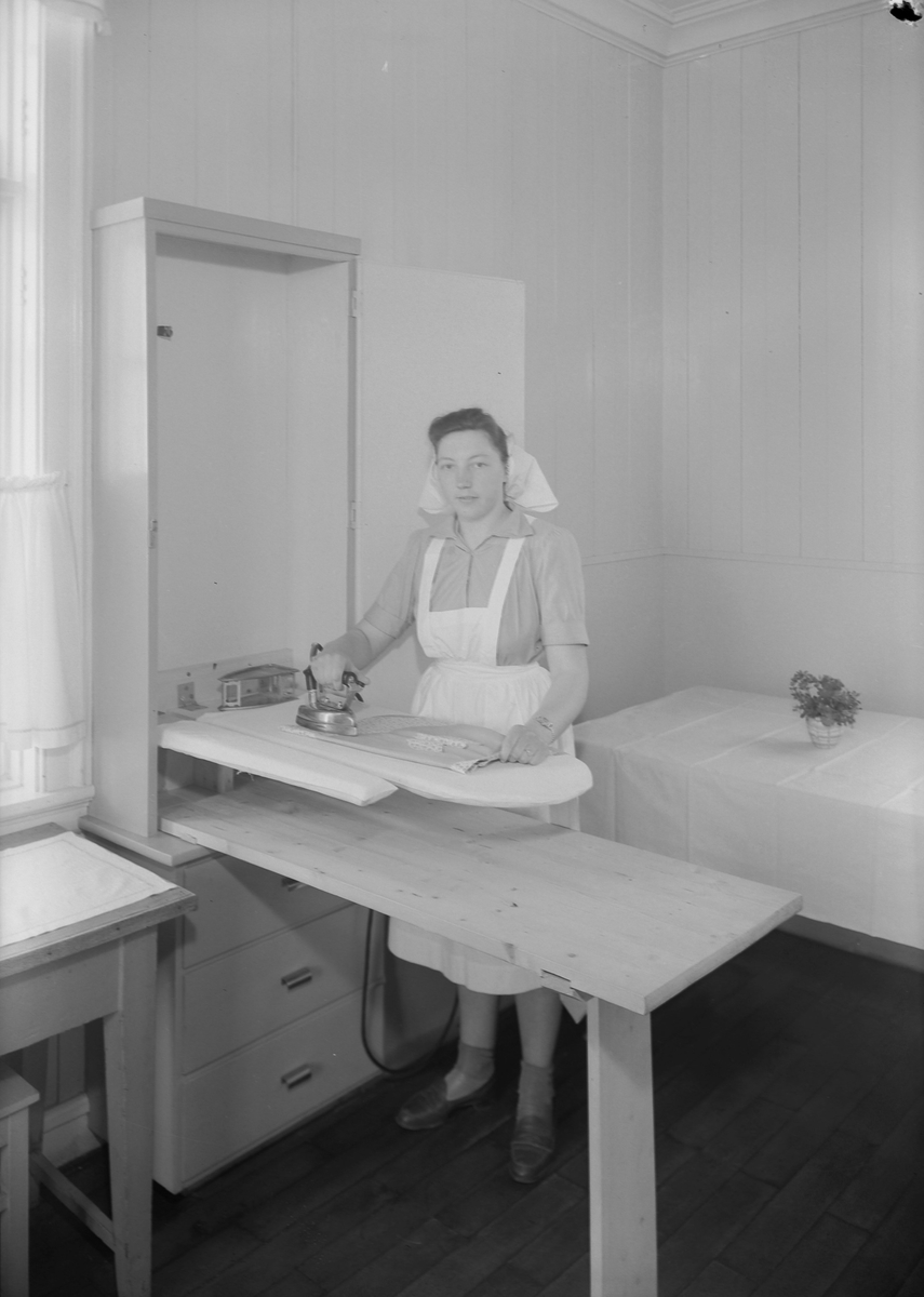 Praktiske skap på kjøkkenet på Ørland Husmorskole (Sør-Trøndelag fylkes Husmorskole)