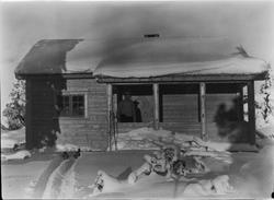 HYTTE, ukjent person ved inngangsdøra.