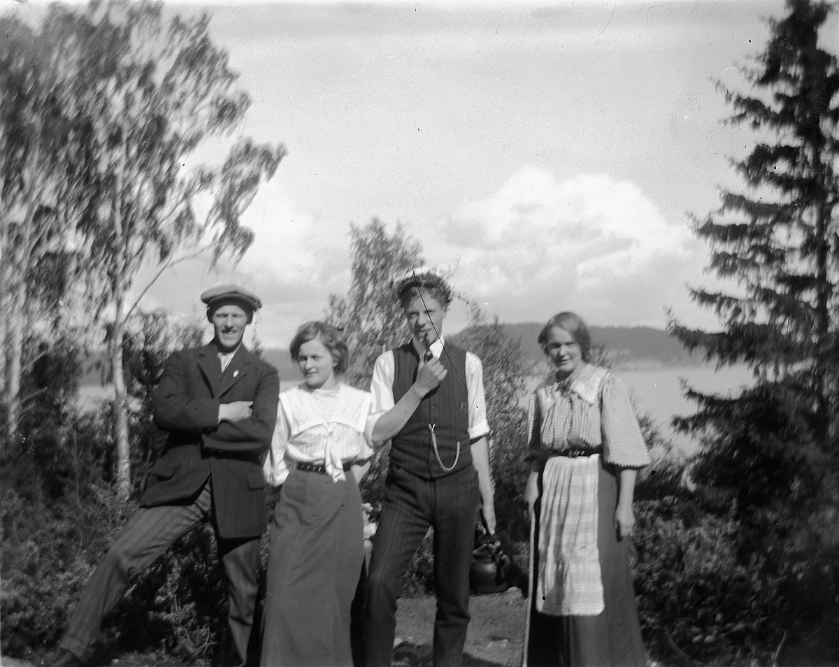 Gruppe 4  Jessnes. Nr. 2 fra venstre er Anna Marie Johannessen, Til høyre;  Monsen. De øvrige ukjente.