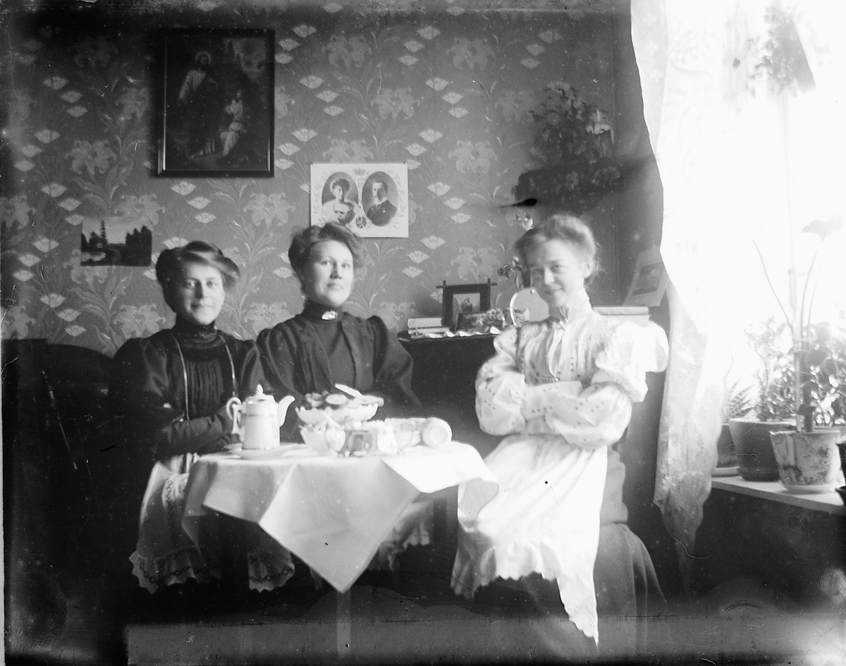 Interiør, stue. Tre kvinner sitter i en sofa og drikker kaffe. Fra venstre: Louise Johannessen (1887-) gift Finsdahl er datter av bakermester Olaus og Lovise Johannessen (1887-1954), Paula, Aagot Johannessen født Morbech