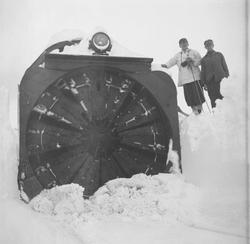 Snøbrøyting med roterende snøplog på jernbanen over Saltfjel