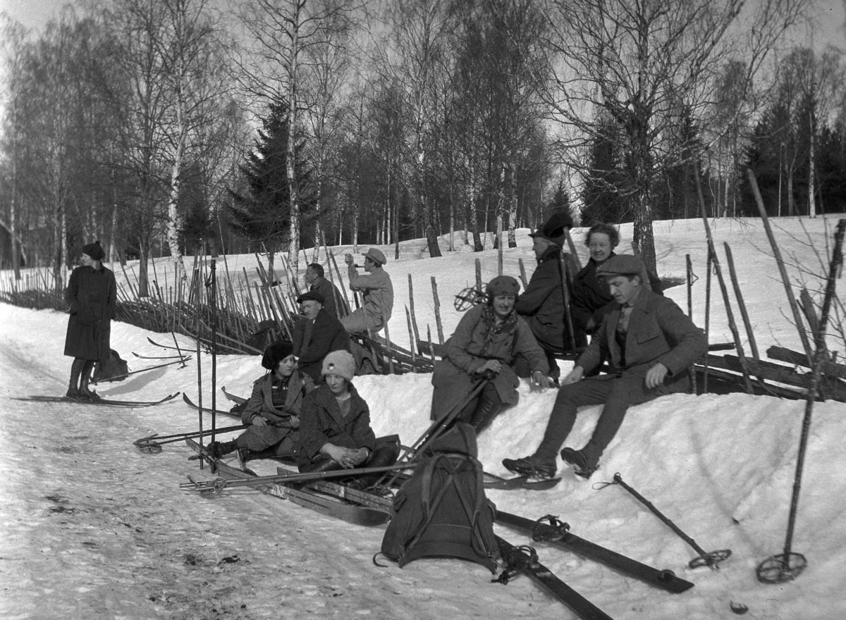 Ukjente skiløpere hviler i veikanten. 