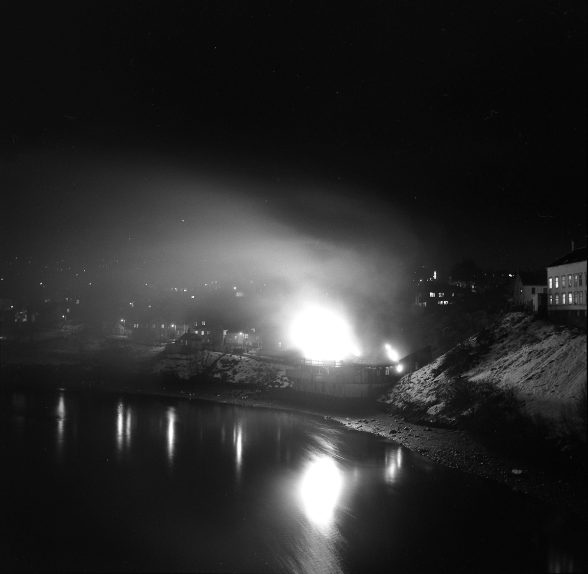 Brann i brygge nederst i Vollafallet