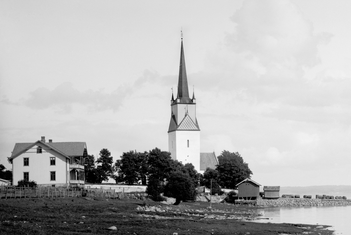 Nes kirke, Tingnes kommunehus og forsamlingslokale. Mjøsbåt på vei inn til brygga.