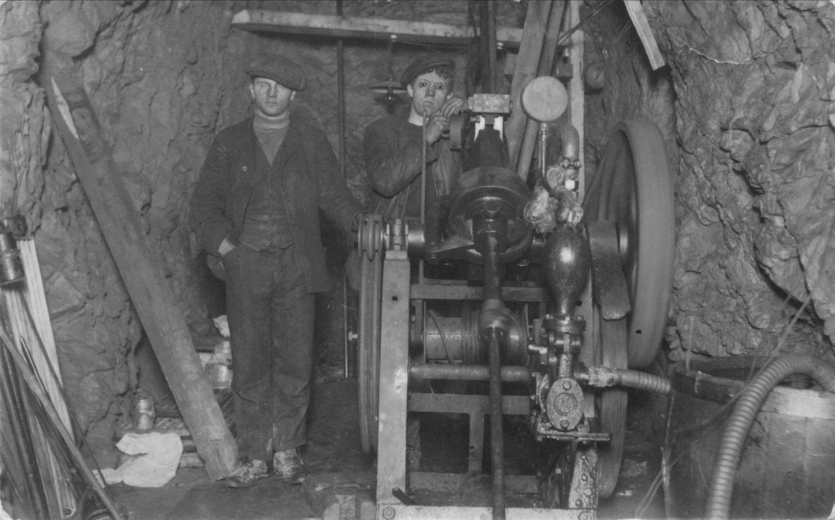 To gruvearbeidere i arbeid i gruva.