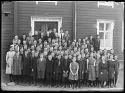 Elever og lærere ved middelskolen på Røros i 1924
