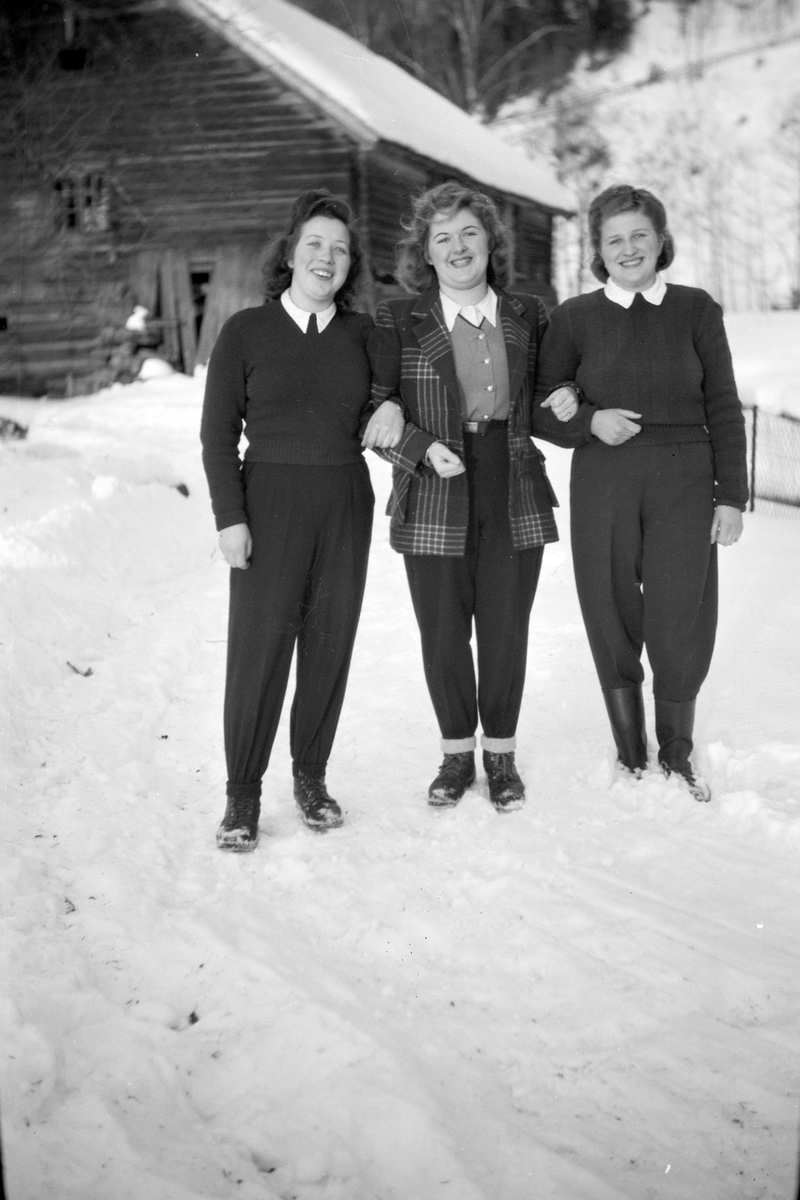 Gruppe 3 ukjente kvinner, vinter. 