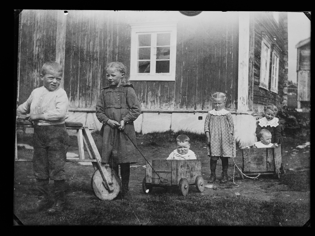 Reprobilde av seks barn på gårdstun