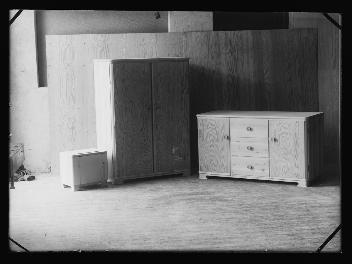 Møbler produsert av Røros Trevarefabrikk (Sjøvold) på Røros