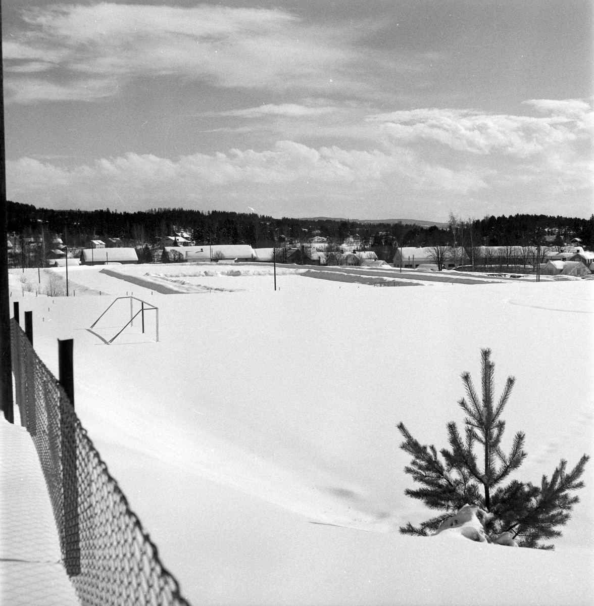 Fotballbane, Moelven. Vinter, snø.. Moelven foto 1962. 