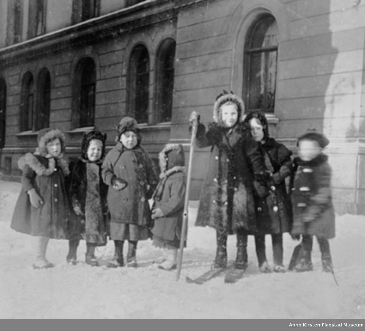 Kirsten Flagstad (foran) sammen med barn foran Victoria Terasse, Oslo ca. 1905.  Kirsten Flagstad (in front) with other children in front of Victoria Terasse, Oslo about 1905. 
