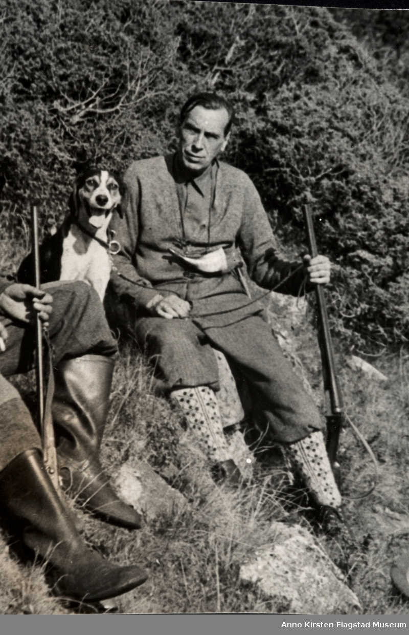 Kirsten Flagstads første ektemann Sigurd Hall på jakt med sin hund. Kirsten Flagstad's first husband Siurd Hall hunting with his dog. 