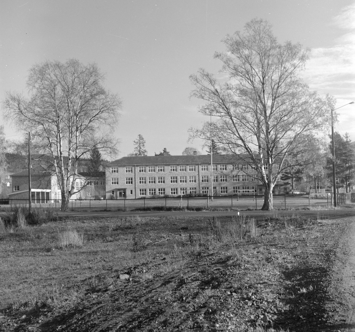 Fagerlund skole, Brumunddal. Eksteriør. Oktober 1968. 
