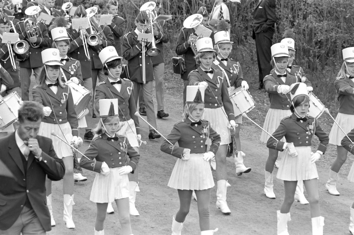 17. mai i Brumunddal 1968. Skoletoget. Brumunddal jente og Guttemusikkorps. Drilljenter. 