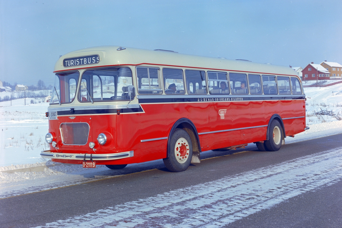 A. L. Hamar og Omland Bilruter, H. O. B. Turistbuss, skiturister, ukjente. D-20907. 
---- kommentar start ----
Dette var den første bussen av merke DAF som HOB fikk i 1960. 
---- kommentar slutt ----