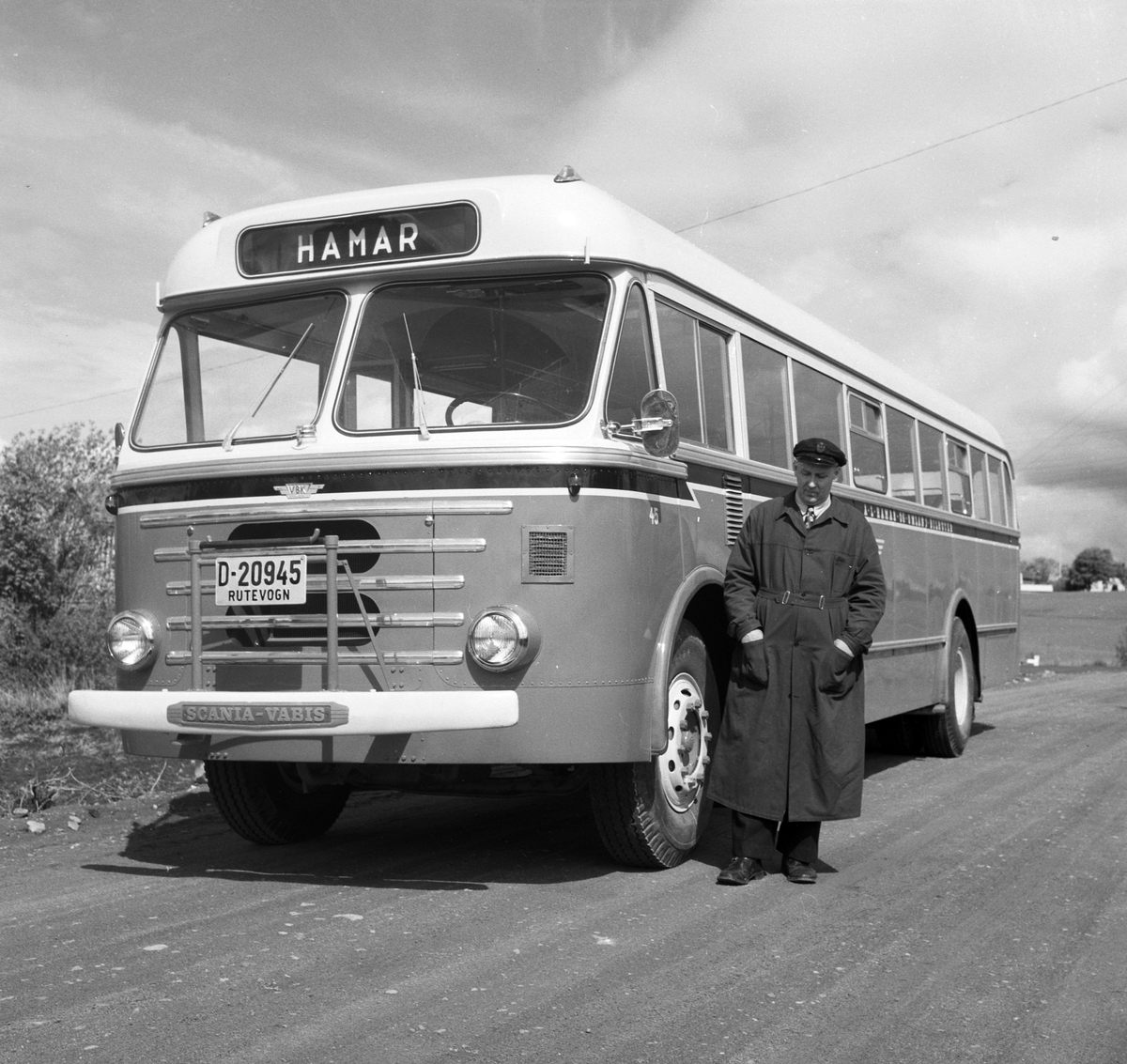 Buss, rutebil Scania Vabis fra A. L Hamar og Omland Bilruter D-20945 fotografert i Vang H. for Rutebilstandard 18. 07. 1956