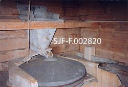 Interiør fra kvernhus ved elva Røa i Bolsøy i Romsdalen.  Bi