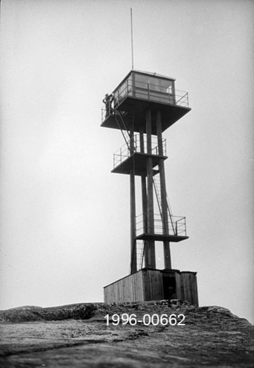 Tårnet på Rafjell skogbrannvakstasjon, øst for innsjøen Nugguren i Brandval, Hedmark.  Tårnet ligger 585 meter over havet.  Det ble bygd 1934 etter forslag fra skogrådet i Brandval kommune og med tilskudd fra forsikringsselskapet Skogbrand.  Eier var Brandval kommune, som seinere er sammenlått med Kongsvinger.  Tårnet er utført i armert betong og står på ei bergflate. Det har fire loddrette bein eller pilarer som gir tårnet et rektangulært grunnplan, der det etter fotografiet å dømme inngår et rektangulært rom med inngang i den ene kortenden.  Adkomsten til utkikksstedet på toppen skjer via jernstiger og to plattformer med jernrekkverk, den nedre er støpt rundt to av pilarene, den øvre rundt alle fire.  På toppen står ei rektangulær utkikkshytte på en noe utkraget plattform med jernrekkverk.  Ved ett av hyttas hjørner er det reist ei stang.  Ut fra negativet er det vanskelig å ta stilling til om dette er ei flaggstang eller en lynavleder.  Fotografiet er tatt på en viss distanse og viser hele tårnet. 

Rafjelltårnet var bemannet i tørkeperioder sommerstid og inngikk i den regionale brannberedskapen i regionen fram til og med 1977-sesongen.  Kommunene Brandval, Vinger og Grue bidro til å finansiere dette tilsynet.  I 1935 ble det laftet ei tømmerhytte like ved tårnet, som overnattingssted for brannvaktene.  Fra og med 1978 overtok småflyentusiaster skogbranntilsynet.  Vakthytta ble ødelagt ved en brann i 1982.  Femten år seinere fikk Hokåsen utmarkslag laftet ei ny hytte med tanke på friluftsfolk som har Rafjellet som turmål.  Etter at skogbrannvaktholdet fra Rafjellet oppførte fikk tårnet i 1980 en ny funksjon som «mast» for politiets, tollvesenets og Røde Kors’ radiokommunikasjon.  Mange innså at brannvakttårnet var et interessant kulturminne, men det var uklart hvem som hadde vedlikeholdsansvar.  Tidlig på 2000-tallet anslo et ingeniørfirma at tårnet hadde et oppussingsbehov som ble kalkulert til 230 000 kroner.  Tiltak ble iverksatt med midler fra flere instanser, men med Kongsvinger kommune som hovedbidragsyter.