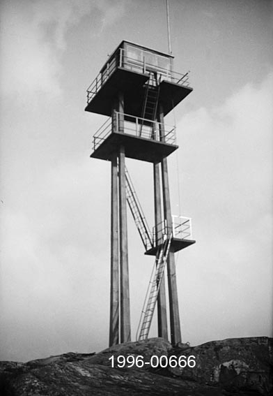 Tårnet på Rafjell skogbrannvakstasjon, øst for innsjøen Nugguren i Brandval, Hedmark.  Tårnet ligger 585 meter over havet.  Det ble bygd 1934 etter forslag fra det kommunale skogstyret i Brandval og med økonomisk tilskudd fra forsikringsselskapet Skogbrand.  Eier var Brandval kommune, som seinere er sammenlått med Kongsvinger.  Tårnet er utført i armert betong og står på ei bergflate. Det har fire loddrette bein eller pilarer som gir tårnet et rektangulært grunnplan, der det etter fotografiet å dømme inngår et rektangulært rom med inngang i den ene kortenden.  Adkomsten til utkikksstedet på toppen skjer via jerstiger og to plattformer med jernrekkverk, den nedre er støpt rundt to av pilarene, den øvre rundt alle fire.  På toppen står ei rektangulær utkikkshytte på en noe utkraget plattformn med jernrekkverk.  Ved et av hyttas hjørner er det reist ei stang.  Ut fra negativet er det vanskelig å ta stilling til om dette er ei flaggstang eller en lynavleder.  Fotografiet er tatt på en viss distanse og viser hele tårnet. 

Rafjelltårnet var bemannet i tørkeperioder sommerstid og inngikk i den regionale brannberedskapen i regionen fram til og med 1977-sesongen.  Kommunene Brandval, Vinger og Grue bidro til å finansiere dette tilsynet.  I 1935 ble det laftet ei tømmerhytte like ved tårnet, som overnattingssted for brannvaktene.  Fra og med 1978 overtok småflyentusiaster skogbranntilsynet.  Vakthytta ble ødelagt ved en brann i 1982.  Femten år seinere fikk Hokåsen utmarkslag laftet ei ny hytte med tanke på friluftsfolk som har Rafjellet som turmål.  Etter at skogbrannvaktholdet fra Rafjellet oppførte fikk tårnet i 1980 en ny funksjon som «mast» for politiets, tollvesenets og Røde Kors’ radiokommunikasjon.  Mange innså at brannvakttårnet var et interessant kulturminne, men det var uklart hvem som hadde vedlikeholdsansvar.  Tidlig på 2000-tallet anslo et ingeniørfirma at tårnet hadde et oppussingsbehov som ble kalkulert til 230 000 kroner.  Tiltak ble iverksatt med midler fra flere instanser, men med Kongsvinger kommune som hovedbidragsyter.